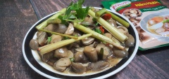 Cho nấm rơm kho sả ra dĩa, thêm 1 chén cơm nóng nữa là tuyệt cú mèo. Đừng nghĩ món chay là không ngon miệng nhé. Chúc các bạn thành công theo công thức của mình