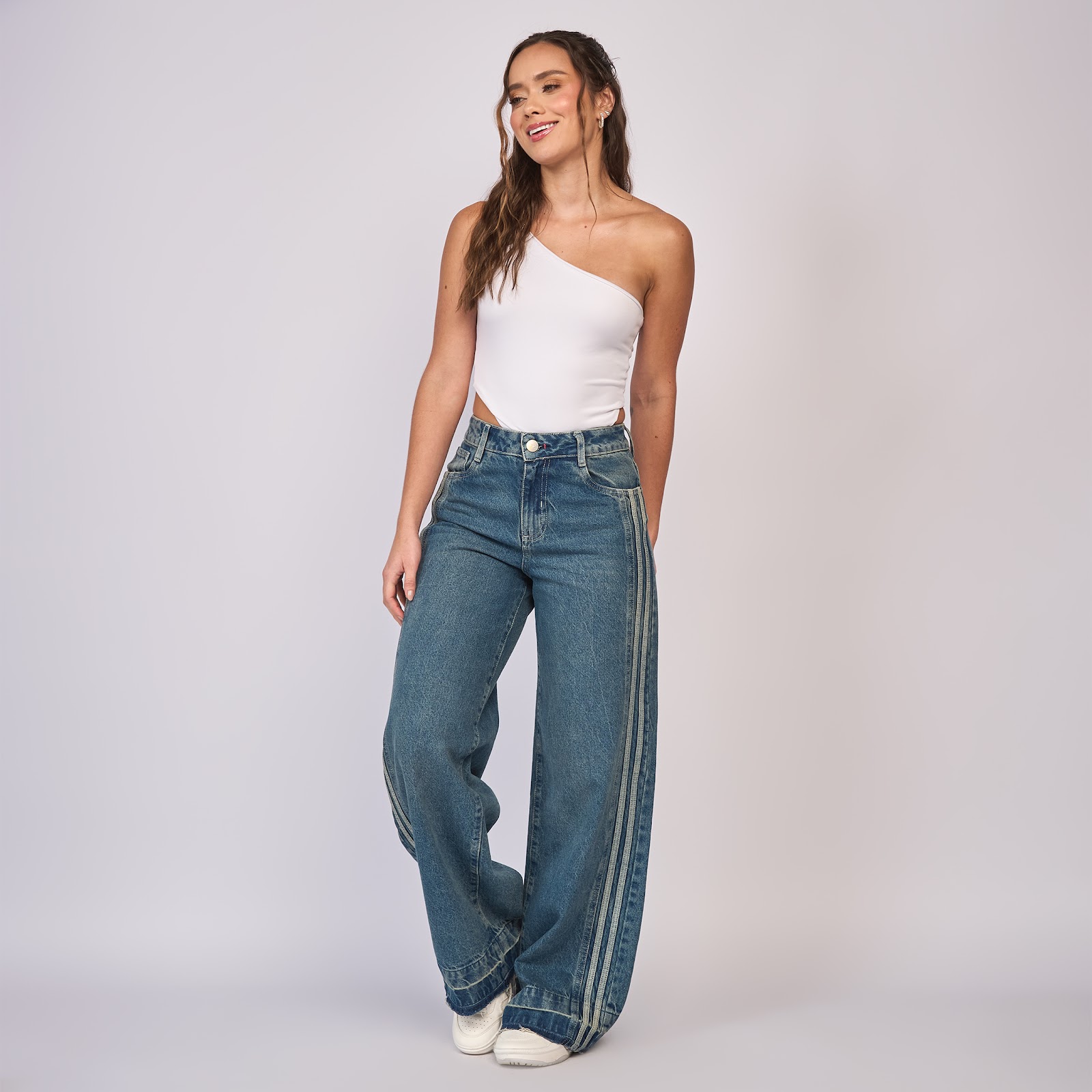 Jean wide leg tiro alto rígido con sesgo lateral en contraste, color Azul medio - Vista 3