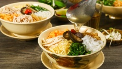 Dọn ra bàn những thành phần vừa chuẩn bị. Trụng bún với nước sôi, để ráo rồi cho vào tô, bốc từng nhúm đồ ăn xếp xen kẻ nhau rồi chan nước lèo vào. Khi ăn nhúng thêm các loại rau thơm tùy thích, thêm chút mắm tôm thơm thơm, trộn đều lên và thưởng thức thôi. Sở dĩ có tên gọi bún thang là vì những thành phần trong tô bún khi được phục vụ sẽ được người nấu bốc từng nhúm vào tô như bốc từng nhúm cho 1 thang thuốc. Những thành phần tưởng chừng cầu kì đó lại là sự tận dụng những món ăn còn dư ngày tết như chả lụa, thịt gà, trứng gà,... Từ giờ không cần ra tiệm nữa cứ ở nhà và thực hiện theo công thức Bún thang của Cooky, vừa ngon lành mà còn an toàn chất lượng nữa.