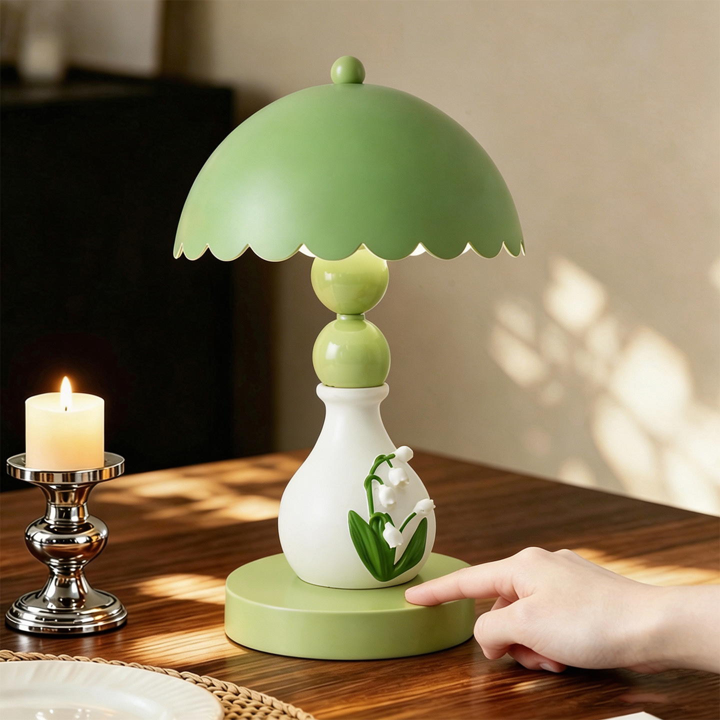 Maiglöckchen-Tischlampe, französisches Flachrelief-Design