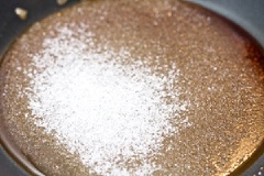 Nấu tan chảy đường trắng đến khi đường chuyển sang màu caramel trong chảo. Chú ý là không nên dùng muỗng khuấy đều.