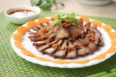 Trước khi dùng bày lưỡi heo ra đĩa và chan phần sốt vừa pha để dùng kèm. Trang trí thêm cà rốt nhìn đẹp mắt.