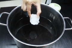 Khi nước còn nóng, cho đường phèn vào, khuấy tan là sâm bí đao giải nhiệt hoàn tất rồi.