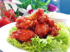 Gà chiên cay kiểu Hàn là món ăn đơn giản, dễ làm và dễ thành công. Món ăn này thích hợp cho các chị em chưa có kinh nghiệm làm bếp để có thể làm ra được món ăn hấp dẫn cho cả nhà.