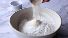 Chuẩn bị 1 chiếc tô sạch, cho vào đó 200gr bột năng, 50gr đường, 20gr bột rau câu giòn, trộn đều hỗn hợp. Đun sôi 1 nồi nước, múc 100ml nước sôi chế từ từ vào tô bột, vừa chế vừa khuấy đều đến khi bột kết dính lại thành 1 khối. Dùng tay nhồi cho khối bột trở nên mịn rồi chia thành những khối nhỏ hơn. Vo bột thành những sợi tròn dài đường kính khoảng ngón tay út, cắt bột ra thành những miếng bột nhỏ rồi vo cho tròn đều.