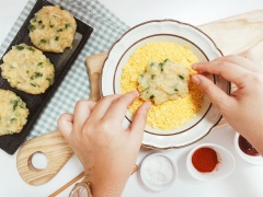 Tiếp theo ta lấy phần ngũ cốc xay vừa, tránh để nát thành bột, sẽ không còn vị giòn giòn khi chiên. Lấy từng muỗng thịt bỏ ra tay vo tròn dẹp, sau đó lăn đều qua ngũ cốc cho phủ đều hết miếng thịt. Làm lần lượt cho đến khi hết phần thịt và ngũ cốc.