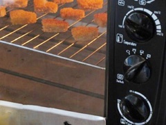 Nhúng nhẹ một mặt của bánh mì vào bơ rồi rắc đều bột quế lên. Cho bánh vào lò nướng ở 120 độ C trong khoảng 15 phút.