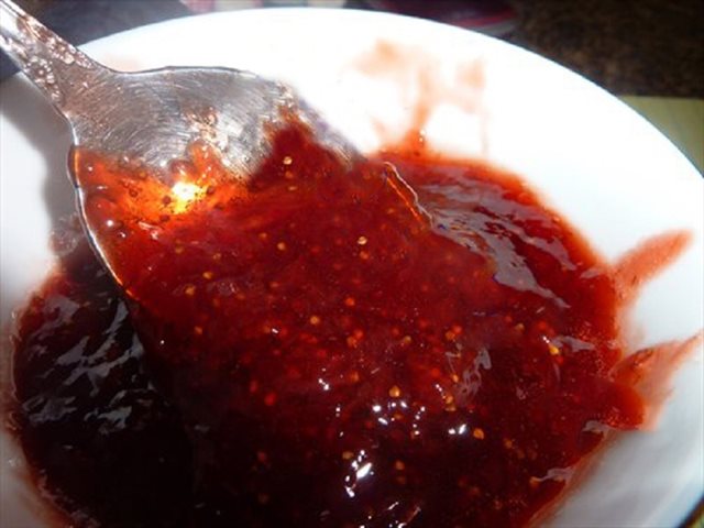 Mứt Dâu Chua Ngọt