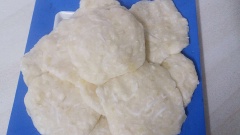 Trộn đều sẵn đã giã với nước cốt dừa, dừa sợi vừa hấp. Cho thêm đường để tạo vị ngọt tự nhiên. Hoặc bạn có thể nêm nếm cho vừa khẩu vị.Tạo hình bánh tùy ý muốn. Hình tròn hoặc chữ nhật. Rắc thêm mè vừng trắng trên mặt bánh. Trước khi nướng bật lò nóng ở nhiệt độ 200 trong 10 phút. Và nướng bánh 40 phút. Cứ 20 phút lật lại bánh.