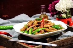 Thịt bò xào ớt sừng cay thơm với những miếng thịt bò chín thơm, dai dai, béo và cay đặc trưng. Đây là món ăn giàu dinh dưỡng, năng lượng, thích hợp dùng cho những bữa cơm gia đình ngày đông.