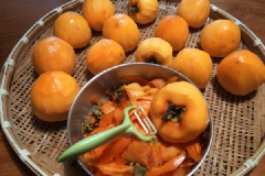 Nên chọn hồng bánh xe còn cuống trái, tránh làm trái hồng bị giập vì những chỗ dập sẽ tạo ra những chấm đen trên trái và dễ gây ra khó khăn khi gọt. Trái hồng nên có cỡ vừa đủ lớn để giúp trái nhanh khô hơn. Gọt sạch vỏ hồng một cách nhẹ nhàng. Gọt sạch lớp vỏ ngoài, đừng cắt bỏ phần cuống vì phần cuống sẽ dùng để buộc dây vào.