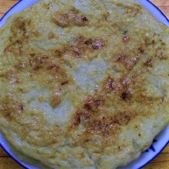 Làm chả cá măng tại nhà: Bỏ ruột cá măng tươi, cạo vẩy, bỏ đầu và đuôi. Cắt nhỏ thịt cá, vào vào máy xay thực phẩm, cho đến khi chả cá mịn và quết lại là được. Khi xay nhuyễn phải dùng chày giã đã chả cá măng dẻo và kết dính. Ép chả cá măng thành những miếng tròn dẹp rồi đem chiên chả cá với chảo ngập dầu ở lửa nhỏ.