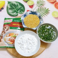 Làm Nhân Bánh Đậu Xanh: Đậu xanh cho vào ngâm trong nước nóng khoảng 4 – 6 tiếng hoặc ngâm qua đêm cho nở mềm ra, sau đó xả lại với nước lạnh rồi cho vào xửng hấp chín hoặc cho thêm chút nước vào luộc.Tán nhuyễn đậu xanh sơ qua. Cho chảo chống dính lên bếp, cho 2 muỗng canh dầu vào chờ cho dầu nóng thì cho hành vào xào lại cho thơm. Cho thêm đường, muối, tiêu vào đậu xanh xào thêm khoảng 10 – 15 phút nữa cho đến khi chúng hòa quyện thành 1 khối đồng nhất thì tắt bếp.