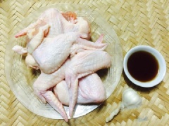 Cánh gà chọn loại tươi ngon, đem về sơ chế sạch với muối để tẩy hết mùi hôi, rửa lại thật kỹ và để ráo nước.