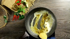 Bắc chảo nóng, cho vào chút dầu ăn và 2 muỗng cà phê bột cà ri xanh của Thái. Đảo đều sơ qua rồi cho 100ml nước cốt dừa vào chảo. Vì bột cà ri xanh cũng đã có vị mặn sẵn nên sau đó ta chỉ cần nên chút gia vị với 1 muỗng cà phê nước mắm và 3 muỗng cà phê đường. Đảo đều tay trên chảo đến khi hỗn hợp hòa quyện với nhau.