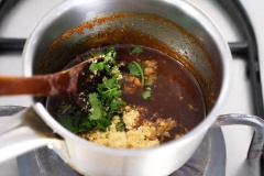 Cho 2 trái ớt tươi, tỏi, 3 muỗng canh giấm trắng, 3 muỗng canh nước cốt me, nước vào máy xay thật nhuyễn mịn. Chế hỗn hợp này vào nồi, bắc lên bếp cho đường trắng, đường thốt nốt, muối, ớt bột vào và đun sôi, vừa nấu vừa khuấy đến khi hỗn hợp sệt lại thì tắt bếp, để nguội. Sau đó cho ngò xắt nhuyễn cùng đậu phộng giã nhuyễn vào, trộn đều là xong nước sốt chấm.