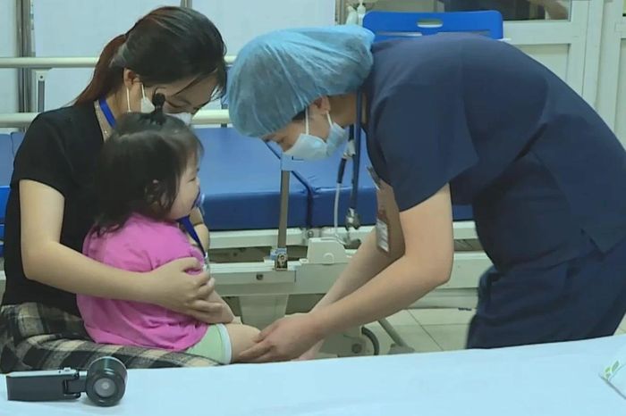 Gia tăng trẻ mắc tay chân miệng nhập viện điều trị - Đài Phát thanh và truyền hình Hà Nội