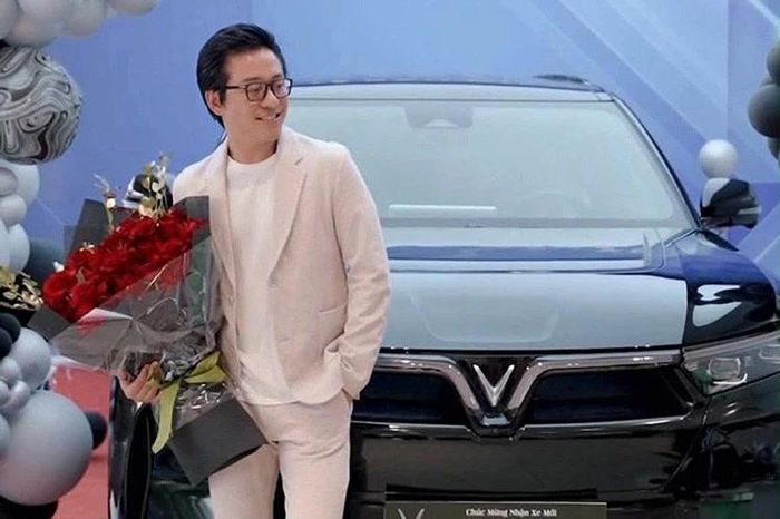 Tuấn Hưng bất ngờ chi tiền tỷ tậu thêm xe điện VinFast VF9 thứ 2 - Báo Tri thức &amp; Cuộc sống