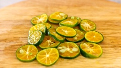50gr cà pháo bỏ cuống, rửa sạch, thái lát. Ngâm cà pháo vào dung dịch nước muối loãng 20 phút cho bớt đắng. 50gr tắc rửa sạch, để nguyên vỏ thái lát mỏng.