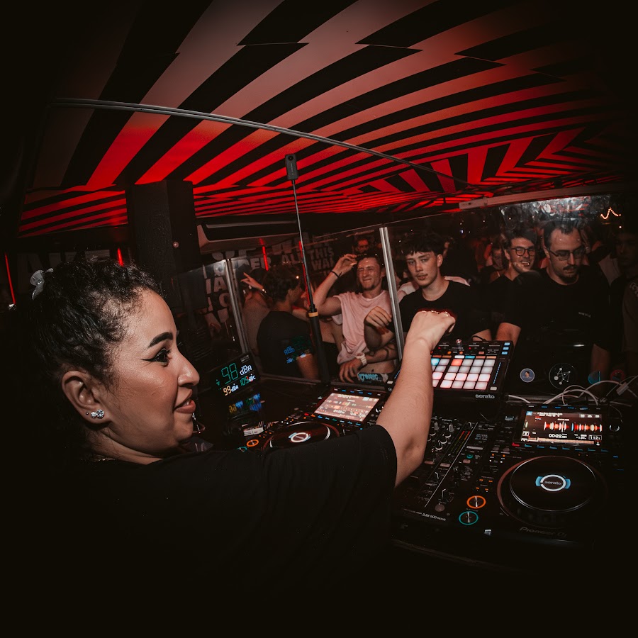 Public du Plouf, Lyon, pendant le set de DJ Wided