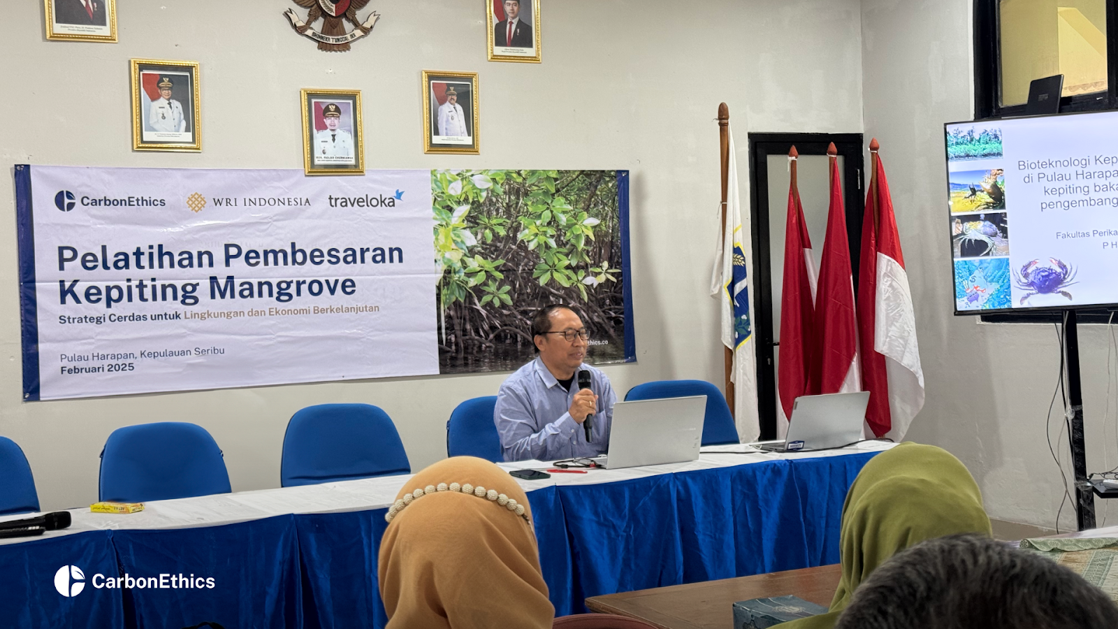 Prof. Dr. Ir. Sulistiono, M.Sc. is giving a training on mangrove crab fattening.