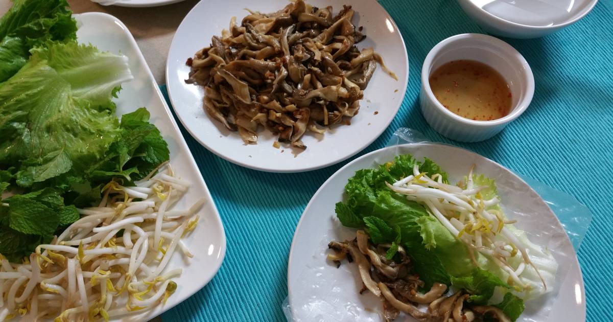 Nấm bào ngư xào cuốn bánh tráng rau sống