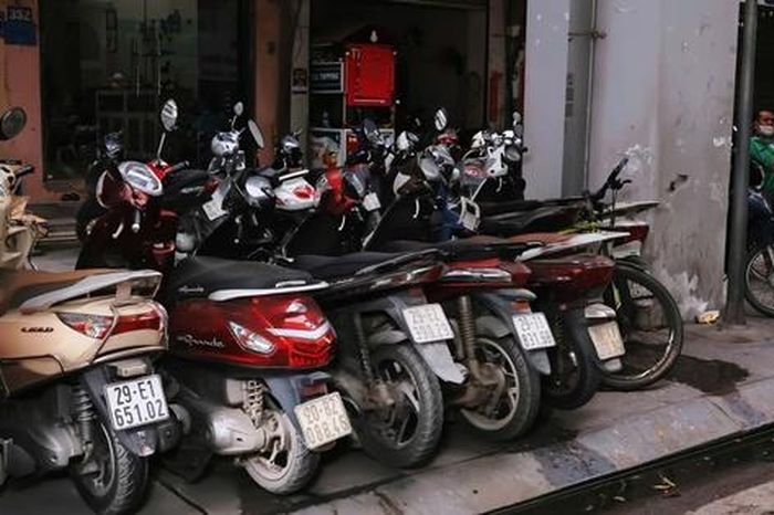 Gầm nhà ga tuyến Cát Linh - Hà Đông bị 'chiếm giữ' bởi các bãi giữ xe trái phép - Báo Người Lao Động
