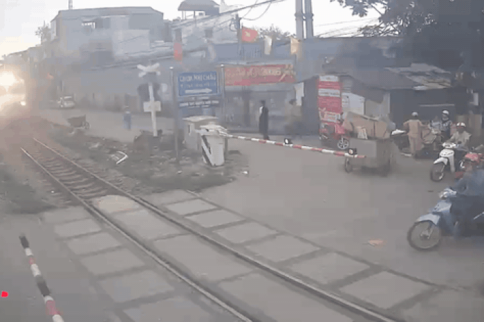 'Thót tim' cảnh xe máy băng qua đường sắt, tài xế thoát chết trong gang tấc - Báo Sức Khỏe &amp; Đời Sống