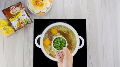 Bước cuối cùng nêm nếm lại nước lẩu cho vừa ăn với 2 muỗng canh hạt nêm chay, 2 muỗng canh đường, 1 muỗng canh nước tương, 1/3 muỗng canh muối. Trước khi dùng rắc thêm hành ngò cắt nhỏ và một ít tiêu xay rồi thưởng thức thôi.