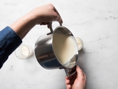 Tắt lửa và rót hỗn hợp ra lọ thủy tinh sạch. Để nguội và để trong ngăn mát tủ lạnh ít nhất 2 giờ cho đông lại. Trước khi ăn, bạn lấy pudding sữa tươi ra khỏi tủ lạnh. Thêm siro tùy thích và rắc hạt dẻ cười, các loại hoa khô ăn được, hạt khô... tùy thích và thưởng thức nhé.