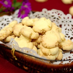 Bánh quy đẹp đơn giản có thể làm ra thành công một cách dễ dàng. Vị bánh béo thơm, nhai giòn giòn, tan vào trong miệng. Bánh quy dùng ăn chơi hoặc đãi khách dịp Tết nhé!