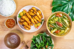 Chần bún qua nước sôi, cho vào tô cùng với cá chiên giòn rồi chan nước dùng nóng hổi lên, có thể ăn cùng rau sống và nước mắm chua ngọt để khi thưởng thức được ngon hơn.
