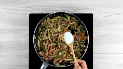 Nêm nếm với 1 muỗng canh đường, 1 muỗng canh nước mắm và 1 ít tiêu. Xào đều cho thịt và dưa cải chua thấm gia vị, sau đó đổ ra dĩa để riêng.