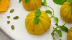 Bánh bí đỏ hấp nhân tôm thịt sau khi chín có thể ăn ngay hoặc để nguội hẳn rồi thưởng thức. Bánh bí đỏ vừa thơm ngon lại vừa giàu chất dinh dưỡng, đặc biệt với ngoại hình giống hệt như những quả bí đỏ chắc chắc món bánh này sẽ thu hút được những em nhỏ trong gia đình. Vậy bạn đã sẵn sàng thực hiện món ngon đầy hấp dẫn cho gia đình mình vào cuối tuần này chưa, hãy lưu công thức của Cooky về món bánh bí đỏ hấp này nhé!