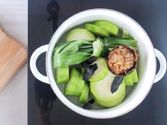 Đá thảo mộc: Bí đao mua về rửa sạch, gọt vỏ, cắt thành từng khoanh tròn. Lá dứa rửa sạch từng lá, bó gọn. Trong một cái xoong, cho lần lượt bí đao, lá dứa, la hán quả, thục địa, đổ nước, đậy nắp đun sôi nhỏ lửa 1 tiếng.