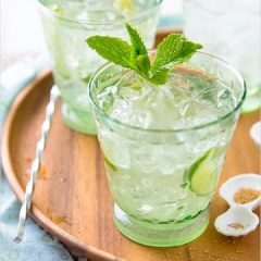Cùng pha soda mát lạnh từ món siro chanh bạc hà vừa làm xong này thôi nào! Có thể pha siro với soda và một ít đường để có món đồ uống mát lạnh tuyệt hảo cho mùa hè nhé!