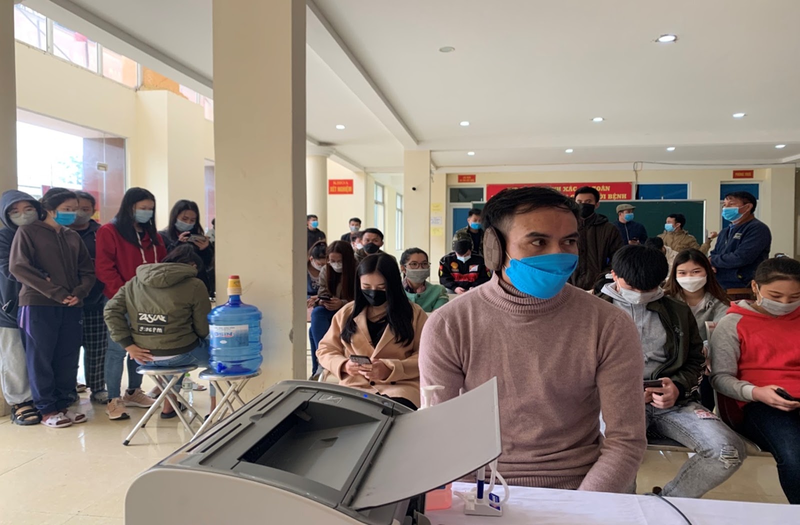 Lưu học sinh Lào Trường Đại học Tây Bắc thực hiện tiêm vắc xin phòng COVID-19