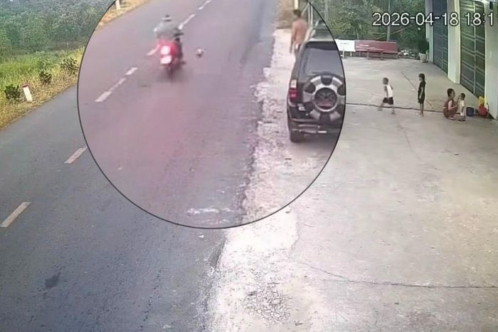 Va chạm với quả bóng lăn ra đường, người đi xe máy tử vong - Báo Pháp Luật TP.HCM