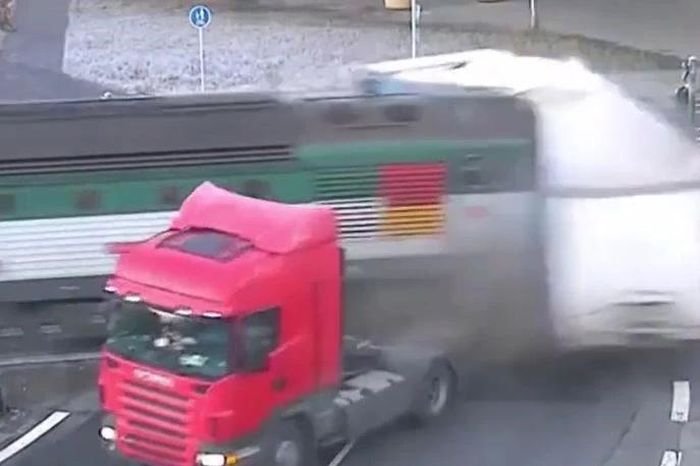 Phớt lờ tín hiệu cảnh báo, xe container bị tàu hỏa tông gãy đôi, thùng xe văng xa hàng chục mét - Tạp chí Doanh Nghiệp Việt Nam