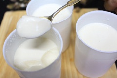 Sữa chua thành phẩm có độ sánh mịn màng, thơm ngon, chua ngọt đầy quyến rũ! Cho vào tủ mát đợi lạnh lạnh dùng sẽ ngon hơn. Với cách làm sữa chua đơn giản này, sữa chua nhà làm sẽ ngon đúng điệu, lại sạch sẽ, an toàn, chất lượng hơn hẳn các loại sữa chua công nghiệp được bày bán bên ngoài đấy nhé.