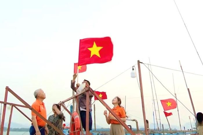 Trao tặng hàng nghìn lá cờ và sinh kế cho ngư dân, gia đình chính sách miền Trung - Báo Văn hóa