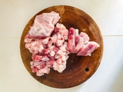 Thịt ba chỉ rửa sạch rồi thái nhỏ chừng đầu ngón tay hoặc nhỏ hơn tùy thích. Hành tím bóc vỏ đập dập rồi thái nhuyễn, tỏi bóc bỏ đập dập. Cho thịt vào một tô lớn, thêm hành tỏi đập dập, 1/2 muỗng canh hạt nêm, 1/3 muỗng canh muối, 1/2 muỗng canh tiêu, 1 muỗng canh nước mắm, 2 muỗng canh đường trắng và trộn đều.