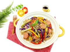 Cho phở gạo lứt xào xúc xích rau củ ra đĩa, rắc thêm tỏi phi lên mặt và thưởng thức khi còn nóng. Món phở gạo lứt xào xúc xích rau củ vừa nhanh vừa tiện lợi mà vẫn đảm bảo độ ngon miệng và hấp dẫn cho bữa ăn. Còn chờ gì mà bạn không vào bếp và thực hiện ngay thôi.