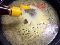Làm nóng chảo, cho dầu ăn và hành tỏi vào phi vàng rồi chế 400ml nước dừa, 400ml nước mía, 300ml nước mắm vào đun sôi. Tiếp đó cho đường, hạt nêm, ớt vào nấu cho hỗn hợp cạn nước còn 1/3 - 1/2 là được. Hỗn hợp nấu xong sẽ hơi sánh và thơm lừng nha. Tắt bếp, để hỗn hợp thật nguội rồi cho vào keo trữ tủ lạnh dùng dần.