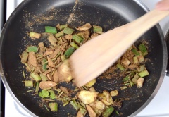 Đun nóng 1 muỗng cà phê dầu ăn trong chảo, thêm vào 10g gừng thái mỏng, 1 muỗng canh cuống ngò rí xắt nhỏ, 2 củ hành tây xắt nhỏ thành miếng nhỏ, 5 tép tỏi thái lát mỏng, 1/2 muỗng cà phê bột gia vị gà, 1/4 muỗng cà phê muối, và 1 muỗng canh bột ngũ vị hương. Khuấy các thành phần trong khoảng 1-2 phút, sau đó đổ vào 1/2 chén nước. Đun sôi hỗn hợp rồi để nguội.