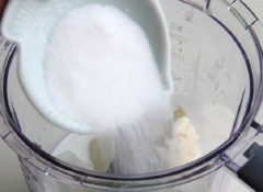 Đầu tiên, các bạn cho 10 viên đá vào máy xay sinh tố. Sau đó, thêm 1 viên kem vani, 240ml sữa trươi vào máy và 1 muỗng canh đường trắng vào.
