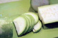 Bầu để nguyên vỏ, rửa thật sạch, bổ làm đôi, cắt lát mỏng vừa ăn.