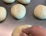 Đấm bột thoát khí, nhồi sơ lại 1-2 phút. Chia bột thành 6 cục bằng nhau. Vê thành cục tròn, đặt lên khay nướng có lót. Đậy lại, đợi bột nở gấp đôi, khoảng 30 phút 🇬🇧Knock the dough back, knead again for 1-2 minutes, then divide into 6 evenly sized pieces. Shape into round domed rolls, place onto lined baking tray. Cover and leave to rise for around 30 minutes or until roughly doubled in size again.
