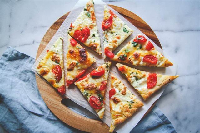 Bánh Pizza Phô Mai Cà Chua