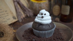 Loại 2 - cupcake ngôi mộ: nghiền mịn 4 chiếc bánh oreo (bỏ phần kem), nhúng từng chiếc cupcake vào vụn oreo để tạo phần đất cho ngôi mộ, sau đó gắn bánh gạo ăn liền lên làm tấm bia, trang trí chữ viết trên bia và những bàn tay cấm lên mộ bằng chocolate đen trắng. Loại 3 - cupcake ma: nặn kem xoắn ốc để tạo hình chú ma, dùng chocolate chip để trang trí mắt và miệng của ma.